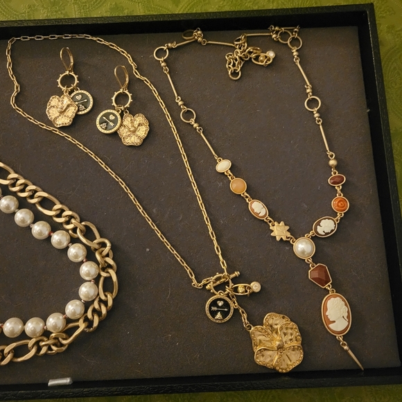 CAbi Cameo necklace - Picture 3 of 3